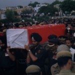 Army personnel carrying the mortal remains of Capt Amit Bhardwaj