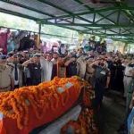 Army personnel paying tributes to Sub Ajay Singh