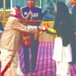 Nb Sub Chuni Lal's wife receiving Ashok Chakra award from the President Pratibha Patil