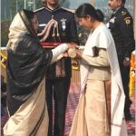 Hav Gajendra Singh's wife Vinita receiving Ashoka Chakra